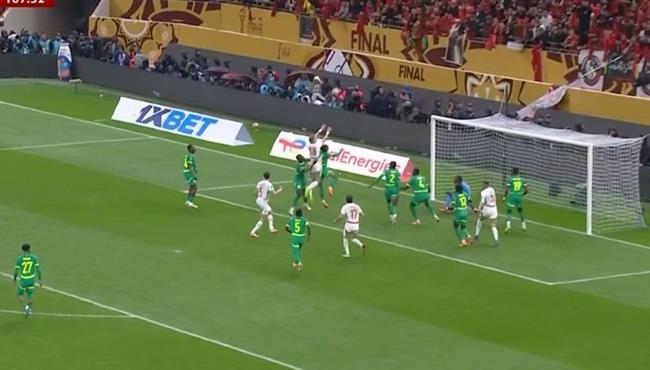 العارضة تحرم المغرب من هدف التعادل امام السنغال بنهائي كأس امم افريقيا