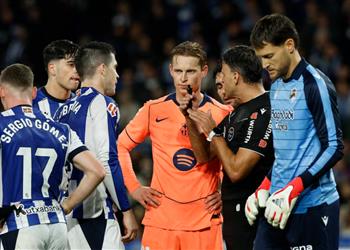 دي يونج ينتقد حكم مباراة برشلونة وريال سوسيداد نظر لي باستعلاء ورفض التحدث للقائد