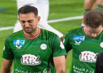 كوكا يتعرض لإصابة قوية في مباراة الاتفاق والأخدود ويغادر باكي ا