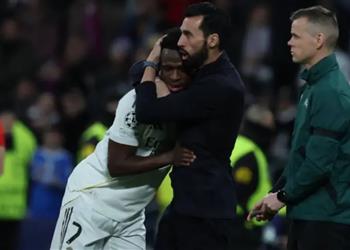 أربيلوا عناقي مع فينيسيوس نيابة عن ريال مدريد ومرشحون دائم ا للقب دوري أبطال أوروبا