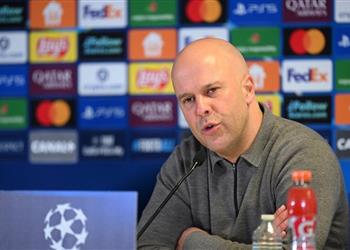 سلوت يسخر من كاراجر بعد الفوز على مارسيليا ويصر ح قلة حظ محمد صلاح لم تؤثر علينا