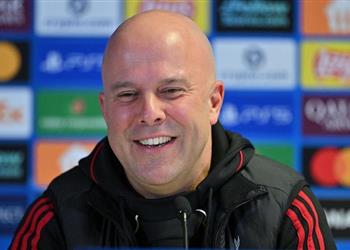 كاراجر يدافع عن سلوت الأمور تفاقمت بسبب محمد صلاح