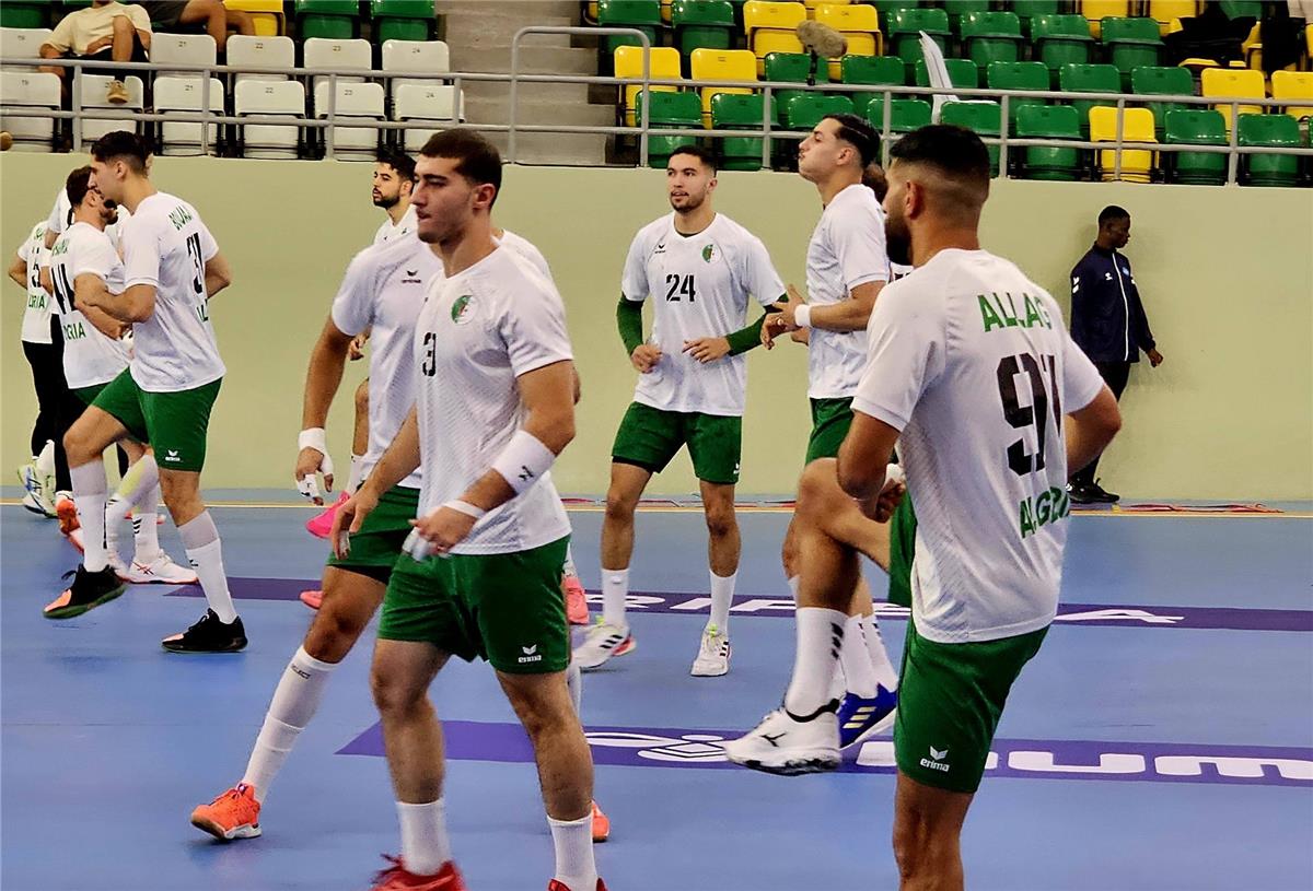 الجزائر تكتسح زامبيا وتحسم التأهل في كأس أمم إفريقيا لكرة اليد 