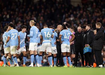 مدرب ولفرهامبتون ينتقد ما حدث في مباراة مانشستر سيتي بسبب مرموش