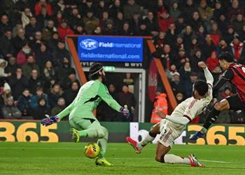 فيديو خطأ من فان دايك إيفانيلسون يسجل هدف بورنموث الأول أمام ليفربول