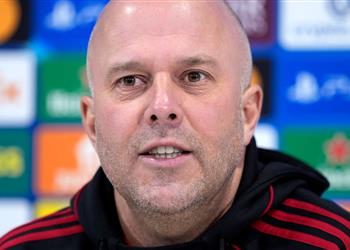 أورنستين يوضح حقيقة رحيل سلوت عن ليفربول