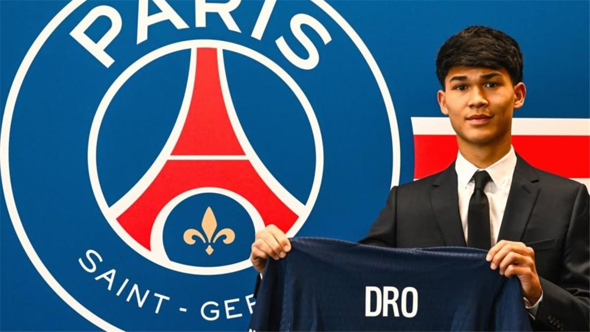 تقارير: رحيل درو يفجر غضب لاعب برشلونة ورد صارم من فليك