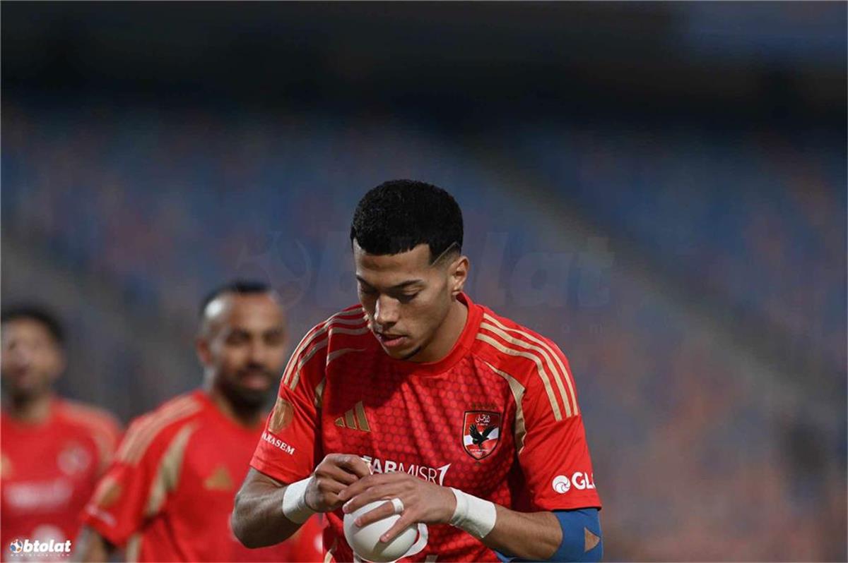 خاص | إمام عاشور يغلق هاتفه ويتخلف عن السفر مع الأهلي إلى تنزانيا 