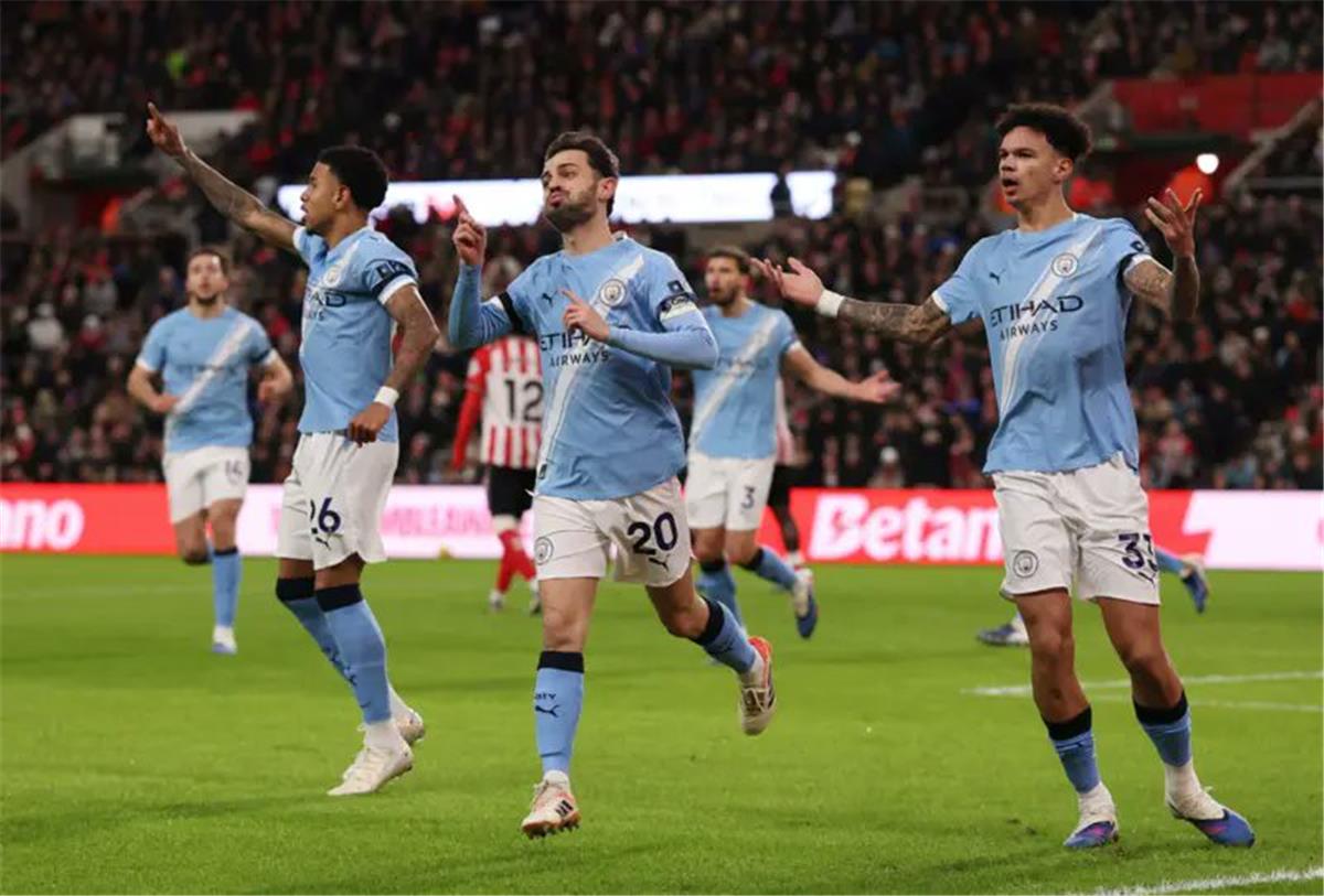 لاعب مانشستر سيتي يكشف تحريض مدرب منتخب بلاده على الرحيل