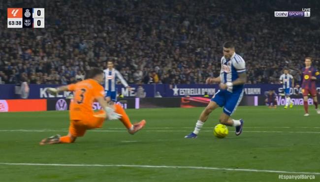 بعد فاصل مهاري من لاعبي اسبانيول خوان جارسيا ينقذ برشلونة ببراعه من هدف محقق