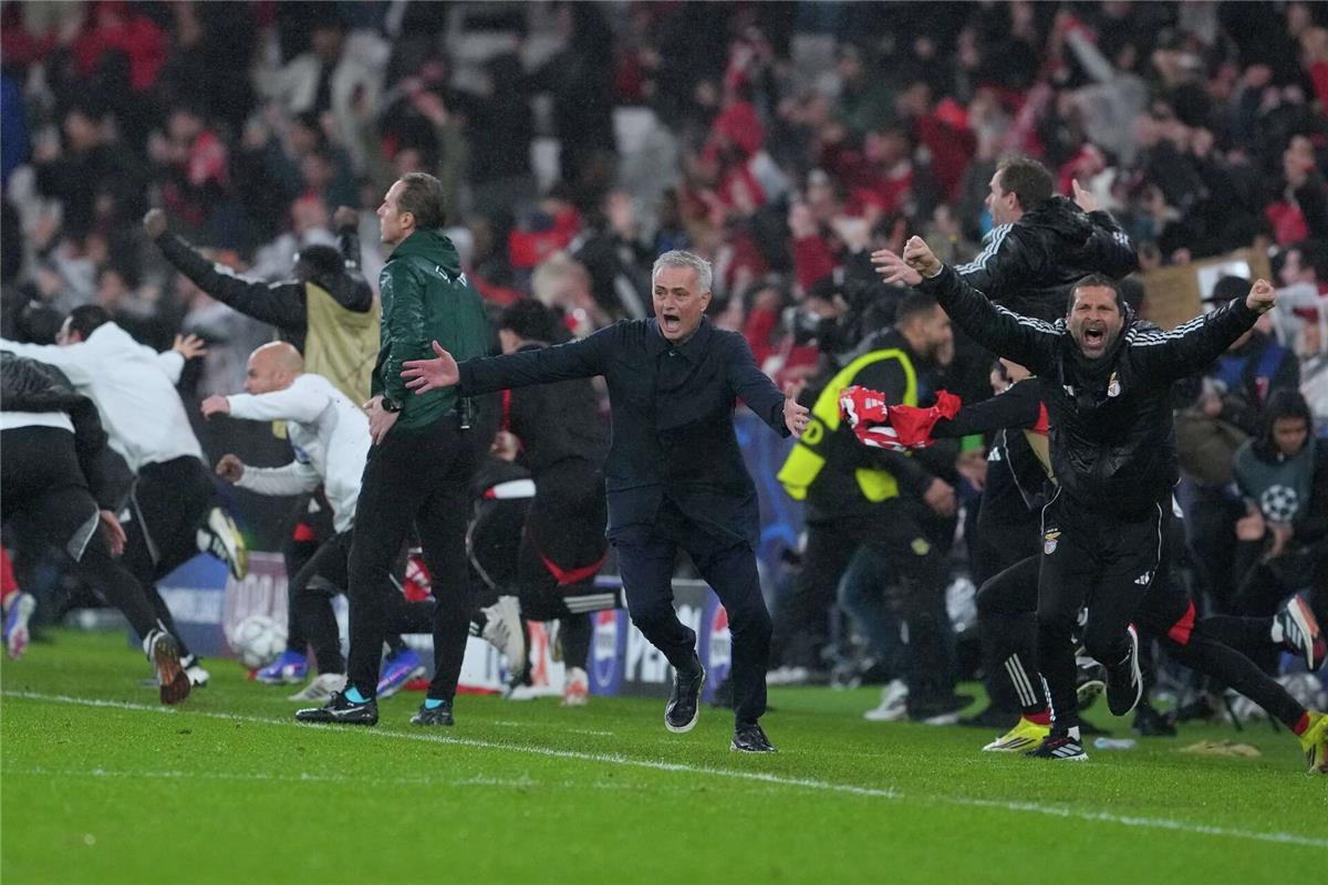 جماهير ريال مدريد تغازل مورينيو بعد حرمانهم من التأهل المباشر في دوري أبطال أوروبا