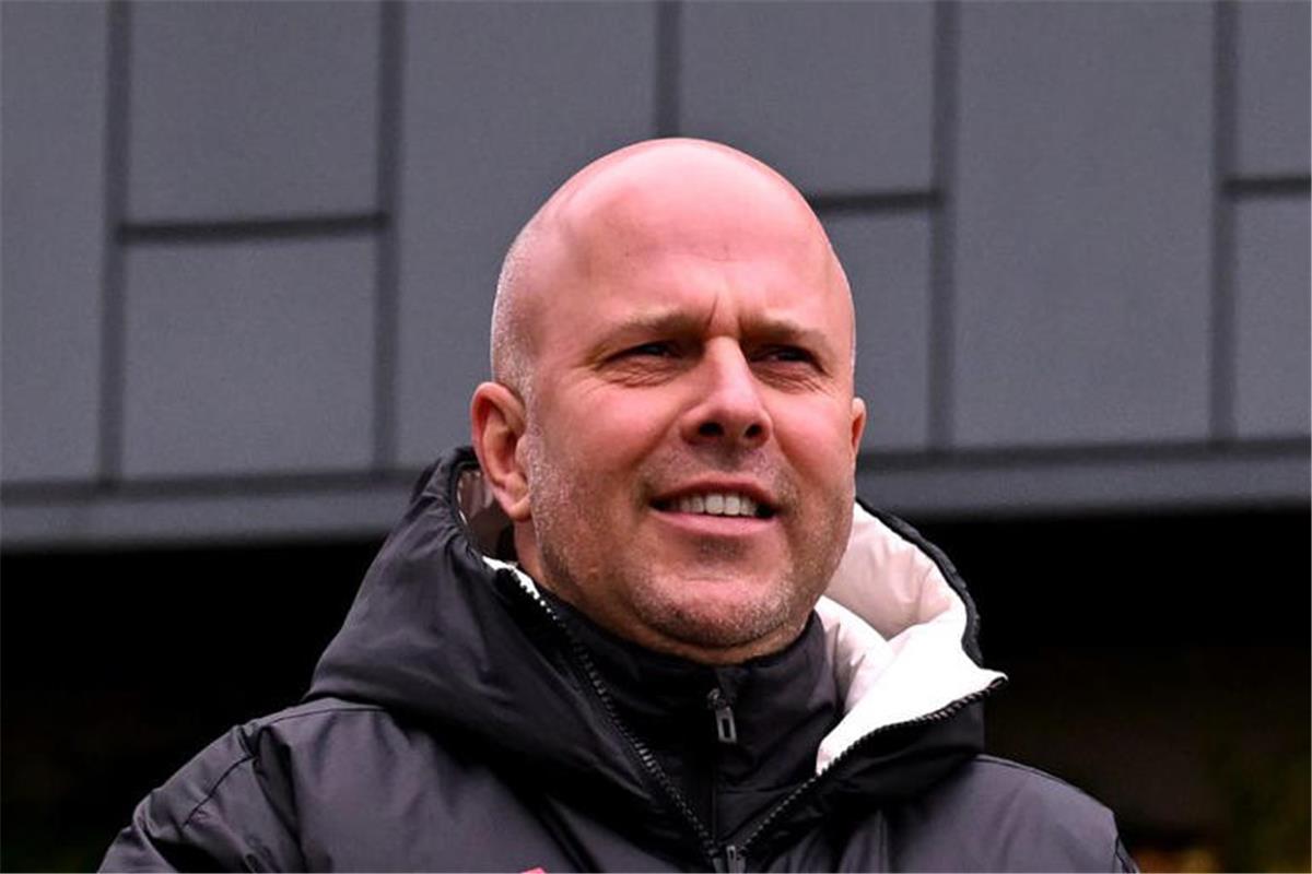 وكيل أعمال لاعب ليفربول: سلوت يختلف عن كلوب.. وامنحوه الوقت 