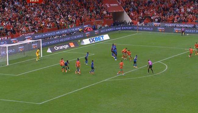 العارضة تمنع اشرف حكيمي من تسجيل هدف عالمي امام تنزانيا في كأس امم افريقيا