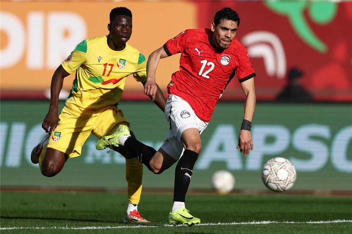 فيديو | محمد حمدي يغادر مباراة مصر وبنين مصابًا