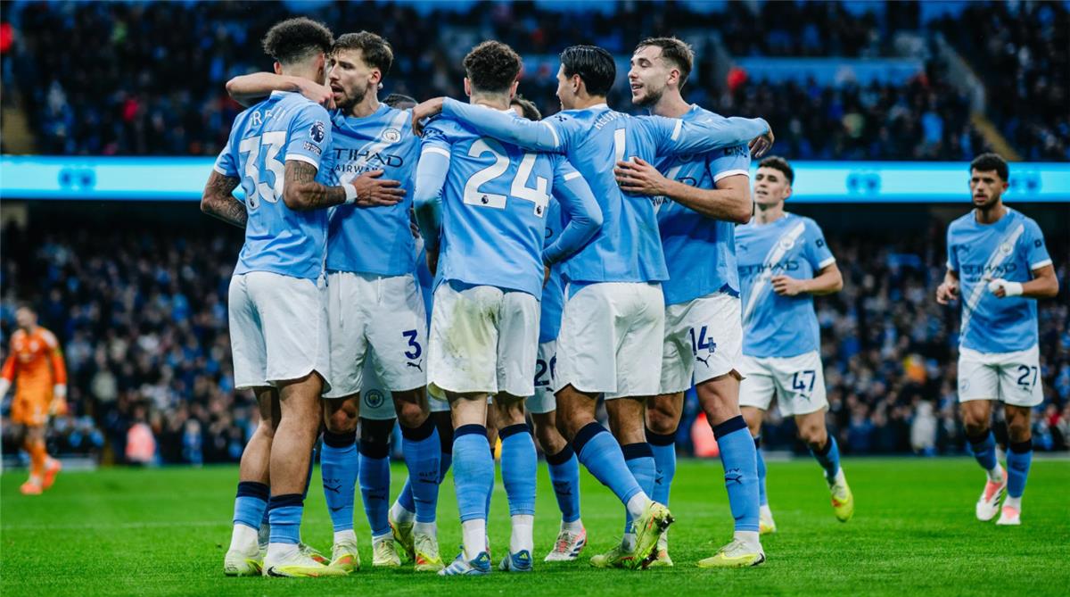 برشلونة يواجه منافسة قوية على صفقة من مانشستر سيتي.. وأزمة تظهر أمامه 