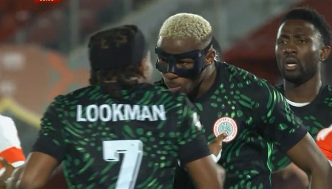 مشادة بين فيكتور اوسيمين ولوكمان في مباراة نيجيريا وموزمبيق