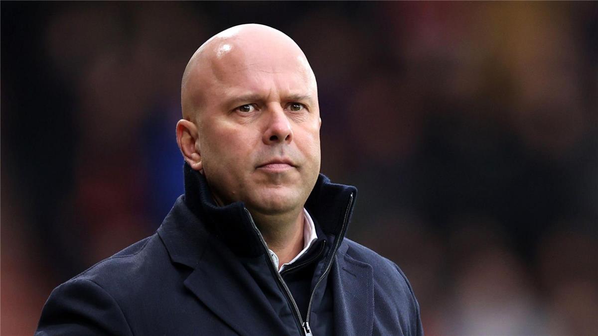 بسبب لاعب الفريق.. آرني سلوت مهدد بالإقالة من تدريب ليفربول