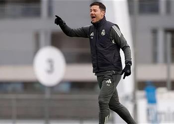 تشابي ألونسو يتلقى صدمة مفاجئة قبل مباراة أتلتيكو مدريد في كأس السوبر الإسباني