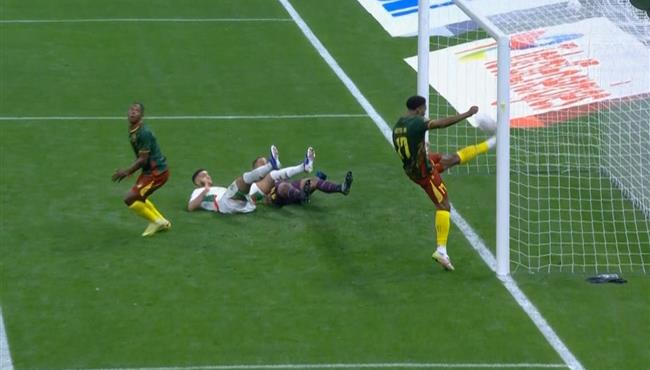 من علي خط المرمي انقاذ رائع من مدافع الكاميرون يمنع هدف محقق لـ المغرب