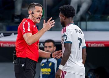 فيديو هجوم عنيف من جماهير ريال مدريد على التحكيم بعد طرد فينيسيوس أمام فياريال