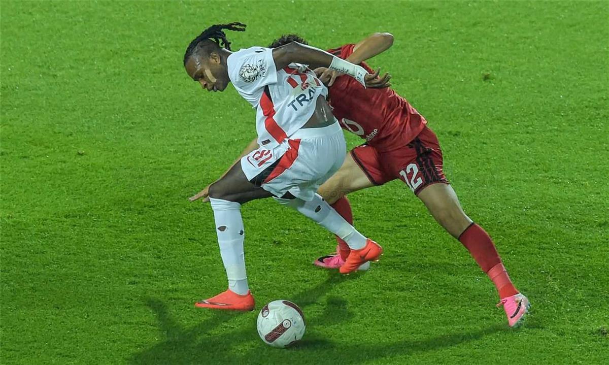 هل استحق الزمالك ركلة جزاء أمام الأهلي؟.. حكم إيطالي يوضح