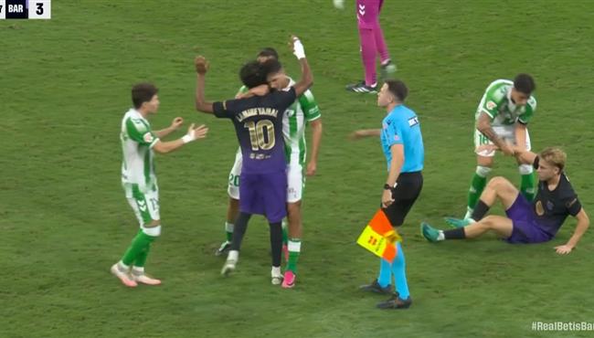 طرد لاعب ريال بيتيس بعد التعدي علي لامين يامال في الدوري الاسباني
