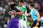 تقرير حكم مباراة برشلونة بشأن طرد لاعب ريال بيتيس بسبب لامين يامال.. والعقوبة المنتظرة