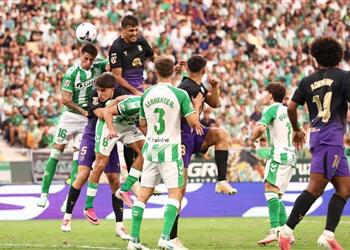 فيديو جدل تحكيمي مستمر لاعب ريال بيتيس ينجو من الطرد أمام برشلونة