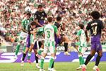 فيديو | جدل تحكيمي مستمر.. لاعب ريال بيتيس ينجو من الطرد أمام برشلونة