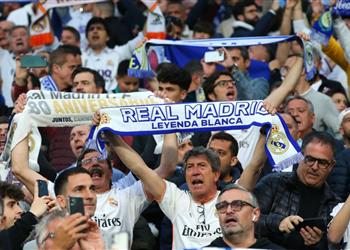 "كرة نيجريرا وتيباس".. جماهير ريال مدريد تهاجم الدوري الإسباني وبرشلونة