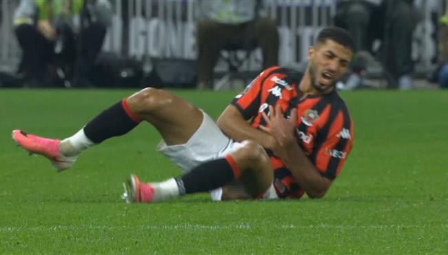 محمد عبد المنعم يتسبب في طرد لاعب ليون امام نيس بالدوري الفرنسي