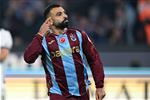 صورة | بـ لافتة خاصة لـ محمد صلاح.. جماهير طرابزون تستفز بشكتاش
