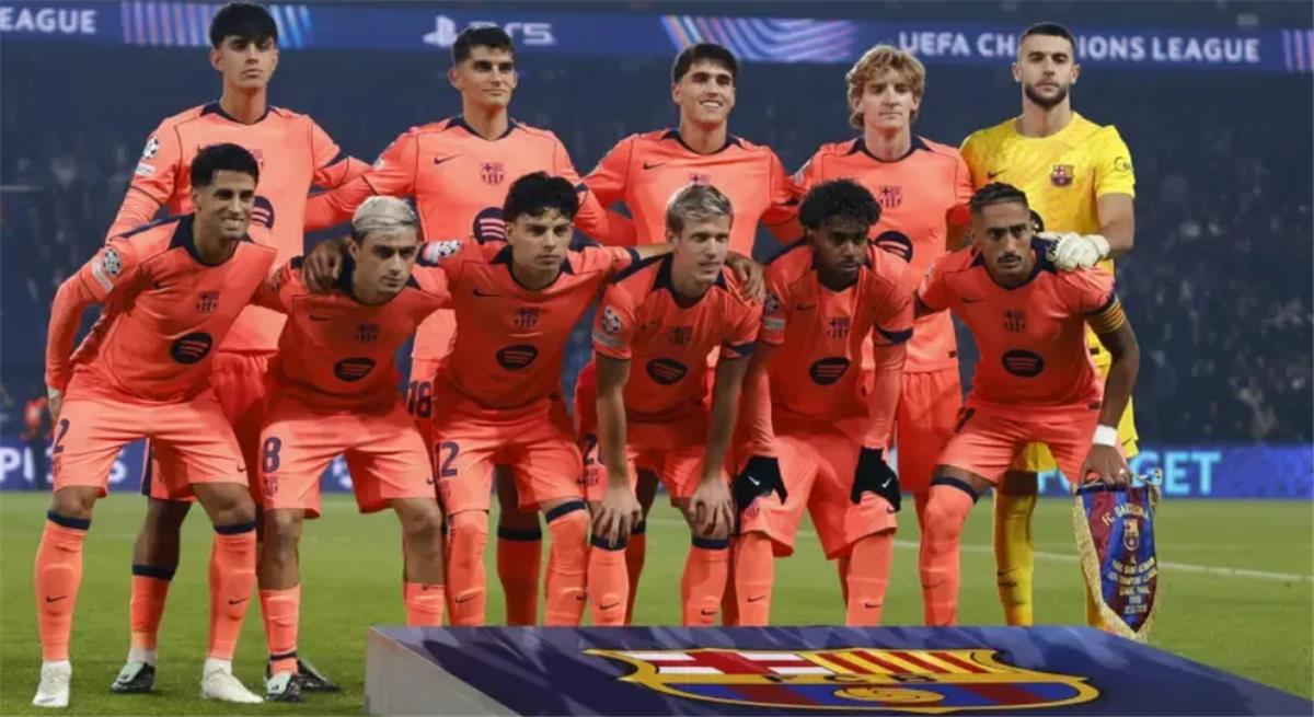 ضربة قبل الكلاسيكو.. لاعب برشلونة يغادر مباراة باريس سان جيرمان للإصابة