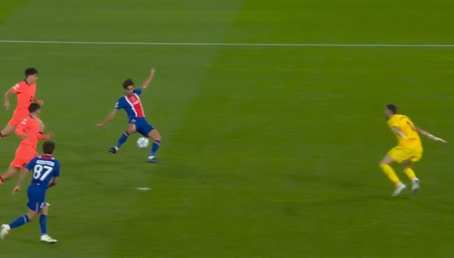 فيران توريس يهدر انفراد امام برشلونة بدوري ابطال اوروبا