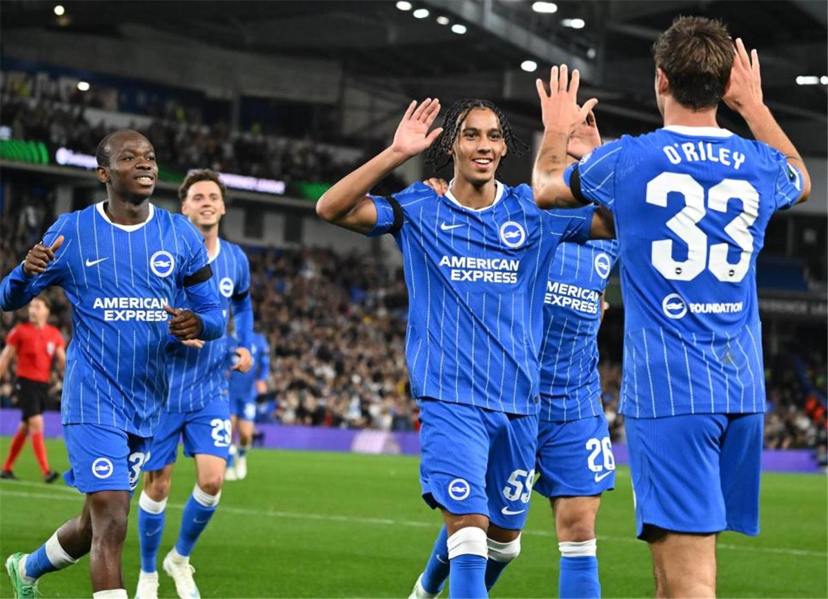 مهاجم برايتون يتغزل في يونس إبراهيم بعد أسيست دوري المؤتمر الأوروبي