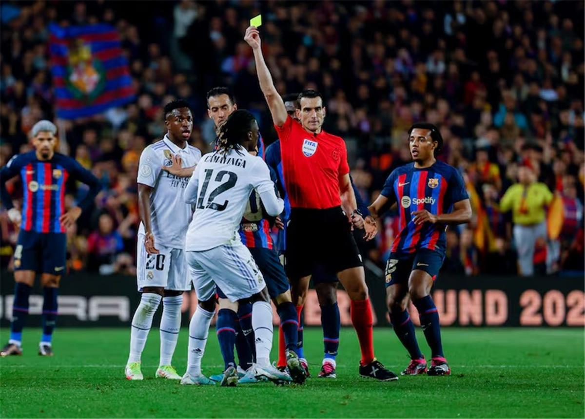 مساحات سبورت : اشتكى منه ريال مدريد سابقًا.. من هو خوان مارتينيز مونويرا حكم مباراة الكلاسيكو؟ 
