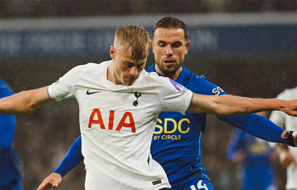 لاعب توتنهام يغادر مواجهة تشيلسي مصابًا