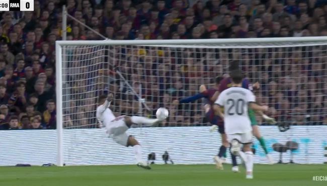 مبابي كاد ان يسجل هدف مقصية امام برشلونة بالدوري الاسباني