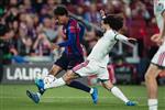 خبير تحكيمي يوضح مدى أحقية ريال مدريد في ضربة جزاء.. ويصرّح: لاعب برشلونة كان يستحق إنذارًا