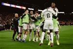 فيديو | لاعب ريال مدريد يتعرض للاعتداء من مشجعي برشلونة بعد هدف الفوز