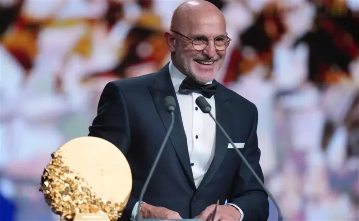 الصالح نيوز : رسميًا | دي لا فوينتي أفضل مدرب 2026