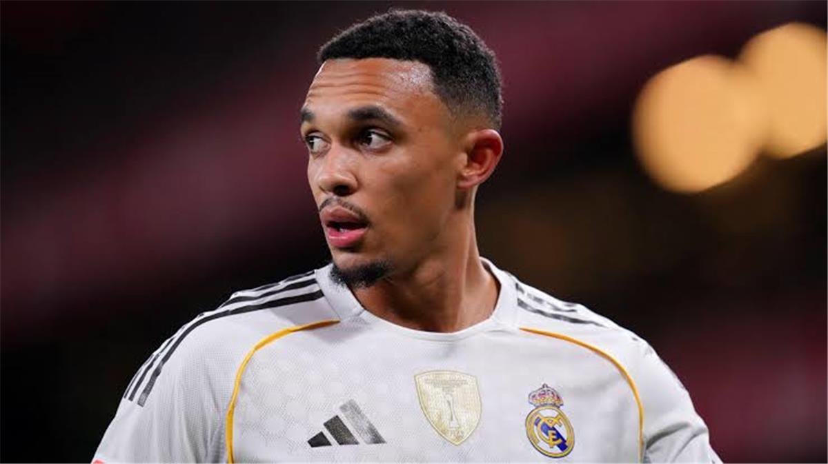ليفربول يوضح موقفه من استعادة أرنولد 