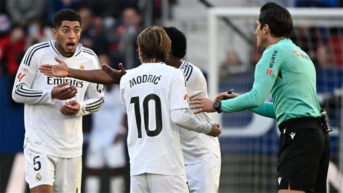 طرد بيلينجهام سابقًا.. من هو حكم مباراة ريال مدريد وراسينج سانتاندير؟ 