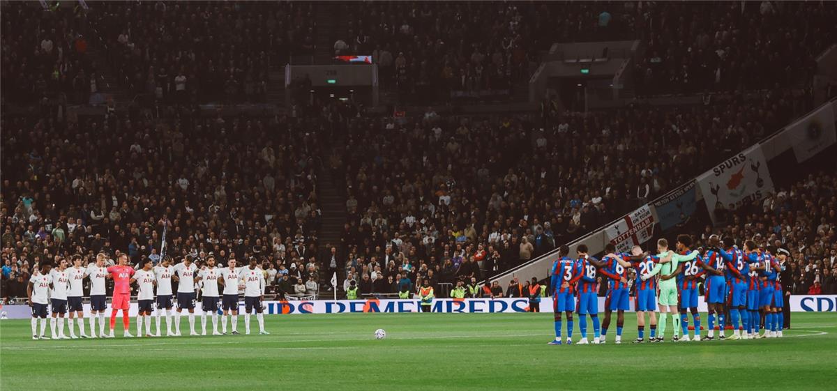 لاعب كريستال بالاس يغادر مباراة توتنهام بالبطاقة الحمراء