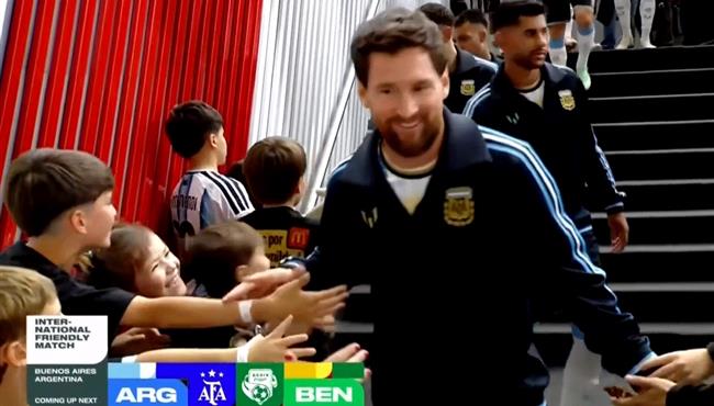 اول ظهور لميسي في اخر مباراة دولية له مع الارجنتين وعناقه للاطفال