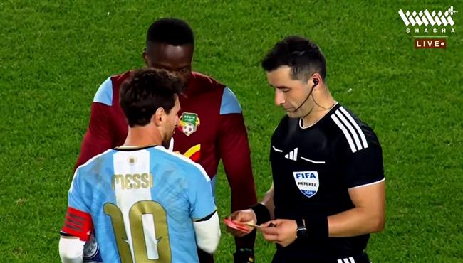 الحكم يهدي كروته لـ ميسي بعد انتهاء اخر مباراة دولية مع الارجنتين وتحيه من جميع اللاعبين والجماهير