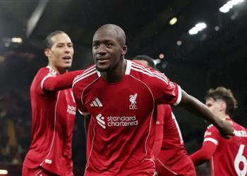 فيديو كوناتي يدخل في نوبة بكاء أمام نيوكاسل وسط مواساة من لاعبي ليفربول