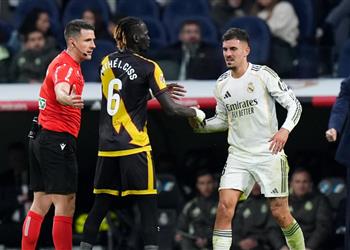 لاعب رايو فاليكانو يعتذر لـ سيبابوس بعد تصرفه في مباراة ريال مدريد