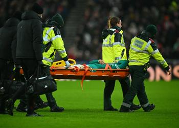 على نقالة لاعب ليفربول يغادر بإصابة قوية أمام سندرلاند