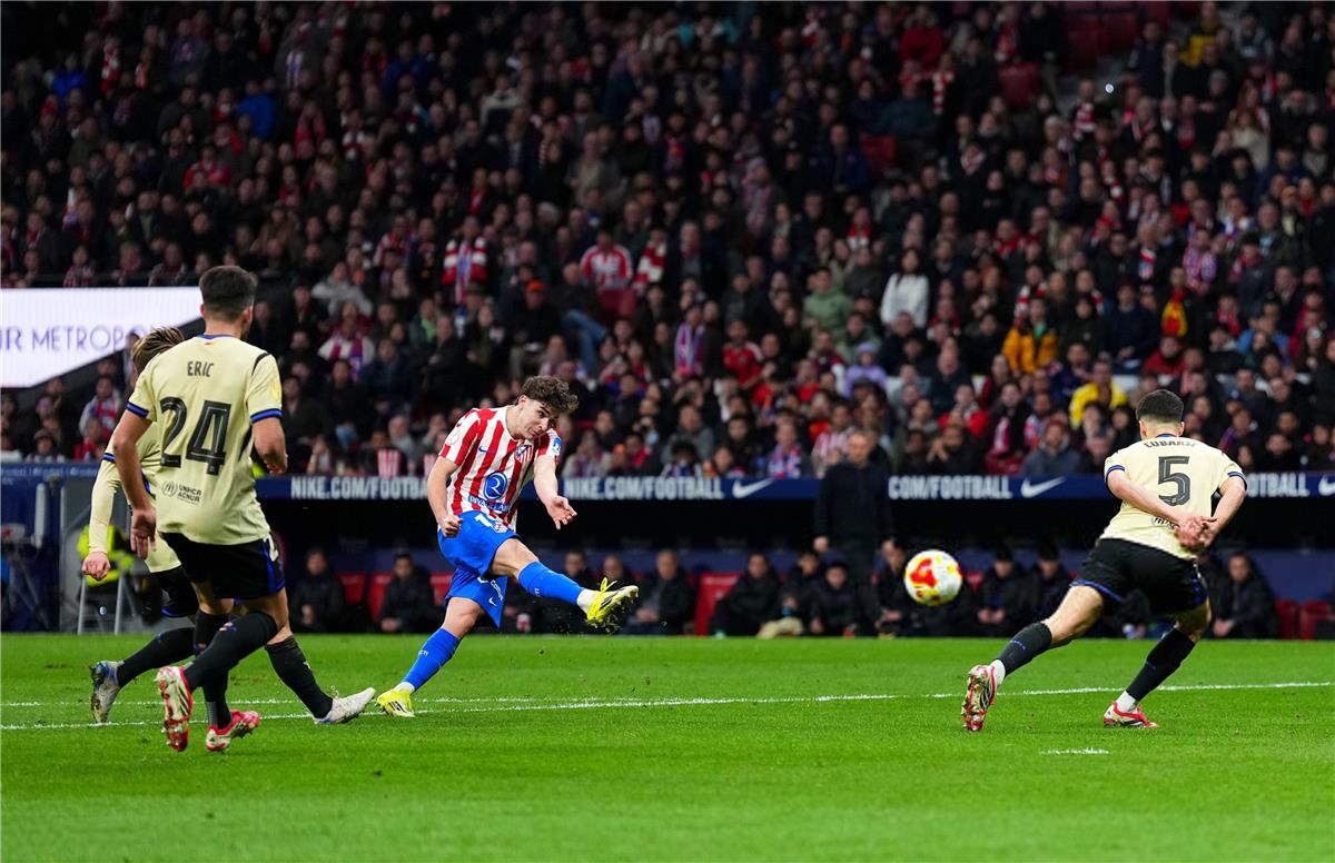 الفاريز يسجل هدف أتلتيكو مدريد الرابع أمام برشلونة